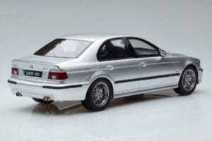 BMW M5 E39 Strieborný Otto 1:18 OT747B Živica – obrázok 2 z 7
