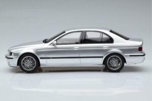 BMW M5 E39 Strieborný Otto 1:18 OT747B Živica – obrázok 3 z 7