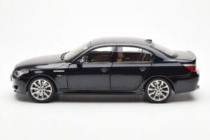 BMW M5 E60 Carbon Čierny Kyosho 1:18 08593BK Kov – obrázok 4 z 8