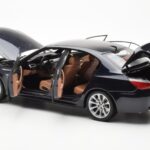 BMW M5 E60 Carbon Čierny Kyosho 1:18 - image 5 of 8