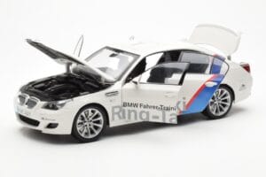 BMW M5 E60 Ring Taxi Nurburgring Kyosho 1:18 08593RT Kov – obrázok 2 z 8