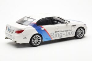 BMW M5 E60 Ring Taxi Nurburgring Kyosho 1:18 08593RT Kov – obrázok 3 z 8