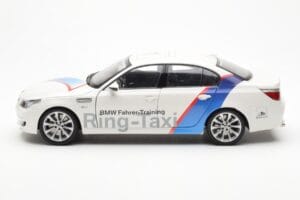 BMW M5 E60 Ring Taxi Nurburgring Kyosho 1:18 08593RT Kov – obrázok 4 z 8