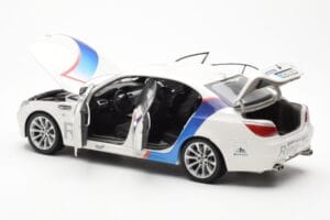 BMW M5 E60 Ring Taxi Nurburgring Kyosho 1:18 08593RT Kov – obrázok 5 z 8