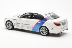 BMW M5 E60 Ring Taxi Nurburgring Kyosho 1:18 08593RT Kov – obrázok 7 z 8