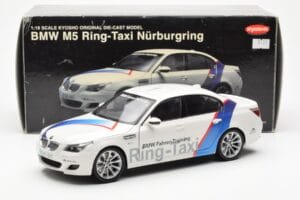 BMW M5 E60 Ring Taxi Nurburgring Kyosho 1:18 08593RT Kov – obrázok 8 z 8
