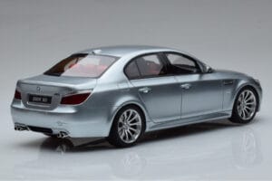BMW M5 E60 Strieborný Otto 1:18 OT426 Živica – obrázok 2 z 6