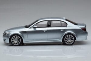 BMW M5 E60 Strieborný Otto 1:18 OT426 Živica – obrázok 3 z 6