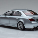 BMW M5 E60 Strieborný Otto 1:18 - image 5 of 6