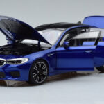 BMW M5 F90 Marina Bay Modrý Norev 1:18 - image 2 of 7