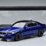 BMW M5 F90 Marina Bay Modrý Norev 1:18 - image 7 of 7