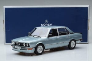 BMW M535i E12 Modrá Norev 1:18 183269 Kov – obrázok 6 z 6