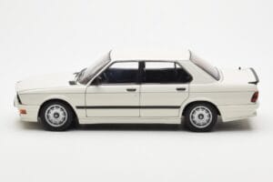 BMW M535i E28 Alpine Biely AUTOart 1:18 75161 Kov – obrázok 4 z 10