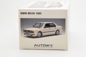 BMW M535i E28 Alpine Biely AUTOart 1:18 75161 Kov – obrázok 9 z 10