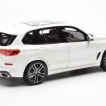 BMW X5 G05 Biely Paragon 1:18 - image 3 of 8
