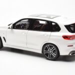 BMW X5 G05 Biely Paragon 1:18 - image 7 of 8