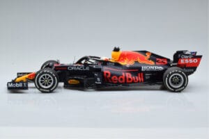 Red Bull Racing RB16B #33 M. Verstappen Abu Dhabi GP F1 World Champion 2021 Minichamps 1:18 110212333 Kov – obrázok 3 z 6