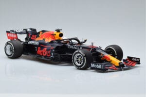 Red Bull Racing RB16B #33 M. Verstappen Abu Dhabi GP F1 World Champion 2021 Minichamps 1:18 110212333 Kov – obrázok 4 z 6