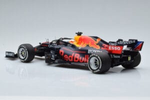 Red Bull Racing RB16B #33 M. Verstappen Abu Dhabi GP F1 World Champion 2021 Minichamps 1:18 110212333 Kov – obrázok 5 z 6