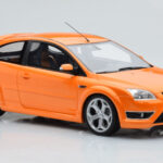 Ford Focus Mk2 ST 2.5 Electric Oranžový Otto 1:18 - image 4 of 6