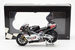 Honda NSR500 West Honda Pons #65 L. Capirossi 500cc World Championship 2001 Minichamps 1:12 122016165 Kov – obrázok 4 z 4