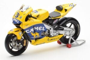 Honda RC211V Pramac Pons #3 M. Biaggi MotoGP 2003 Minichamps 1:12 122037103 Kov – obrázok 2 z 4