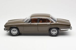 Jaguar XJ6 Series 1 4.2 Sable Hnedý Paragon 1:18 2011004 Kov – obrázok 4 z 8