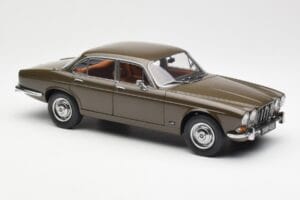 Jaguar XJ6 Series 1 4.2 Sable Hnedý Paragon 1:18 2011004 Kov – obrázok 6 z 8
