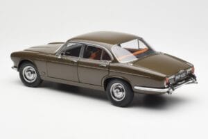 Jaguar XJ6 Series 1 4.2 Sable Hnedý Paragon 1:18 2011004 Kov – obrázok 7 z 8