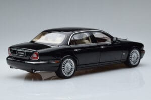 Jaguar XJ6 X350 Ebony Čierny Almost Real 1:18 810501 Kov – obrázok 3 z 11