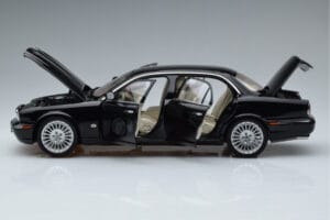 Jaguar XJ6 X350 Ebony Čierny Almost Real 1:18 810501 Kov – obrázok 4 z 11