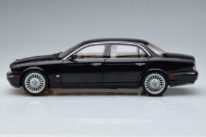 Jaguar XJ6 X350 Ebony Čierny Almost Real 1:18 810501 Kov – obrázok 5 z 11