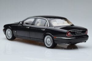 Jaguar XJ6 X350 Ebony Čierny Almost Real 1:18 810501 Kov – obrázok 6 z 11