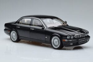 Jaguar XJ6 X350 Ebony Čierny Almost Real 1:18 810501 Kov – obrázok 10 z 11