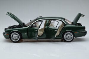 Jaguar XJ6 X350 Racing Zelený Almost Real 1:18 810502 Kov – obrázok 4 z 13
