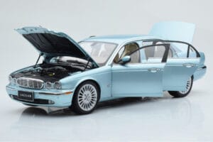 Jaguar XJ6 X350 Seafrost Svetlo Modrý Almost Real 1:18 810503 Kov – obrázok 2 z 11