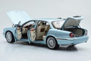 Jaguar XJ6 X350 Seafrost Svetlo Modrý Almost Real 1:18 810503 Kov – obrázok 3 z 11