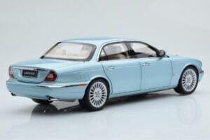 Jaguar XJ6 X350 Seafrost Svetlo Modrý Almost Real 1:18 810503 Kov – obrázok 4 z 11