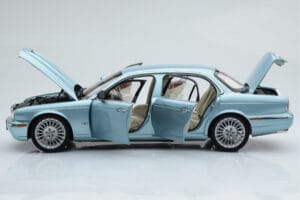 Jaguar XJ6 X350 Seafrost Svetlo Modrý Almost Real 1:18 810503 Kov – obrázok 5 z 11