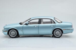 Jaguar XJ6 X350 Seafrost Svetlo Modrý Almost Real 1:18 810503 Kov – obrázok 6 z 11