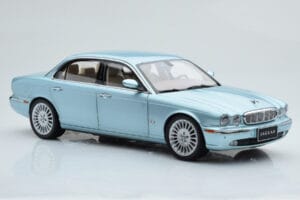 Jaguar XJ6 X350 Seafrost Svetlo Modrý Almost Real 1:18 810503 Kov – obrázok 7 z 11