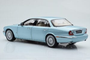 Jaguar XJ6 X350 Seafrost Svetlo Modrý Almost Real 1:18 810503 Kov – obrázok 8 z 11