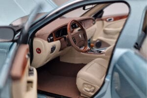 Jaguar XJ6 X350 Seafrost Svetlo Modrý Almost Real 1:18 810503 Kov – obrázok 9 z 11