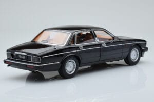 Jaguar XJ6 XJ40 Ebony Čierny Almost Real 1:18 810543 Kov – obrázok 3 z 11