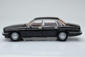 Jaguar XJ6 XJ40 Ebony Čierny Almost Real 1:18 810543 Kov – obrázok 4 z 11