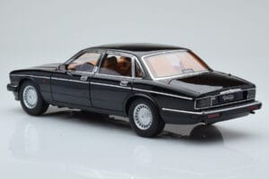 Jaguar XJ6 XJ40 Ebony Čierny Almost Real 1:18 810543 Kov – obrázok 7 z 11