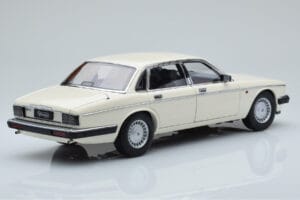 Jaguar XJ6 XJ40 Glacier Biely Almost Real 1:18 810542 Kov – obrázok 3 z 11