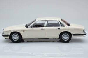 Jaguar XJ6 XJ40 Glacier Biely Almost Real 1:18 810542 Kov – obrázok 4 z 11
