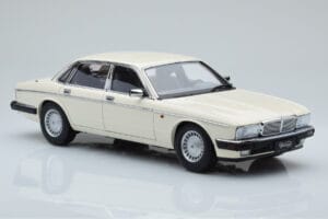 Jaguar XJ6 XJ40 Glacier Biely Almost Real 1:18 810542 Kov – obrázok 6 z 11