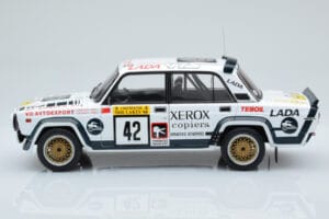 Lada 2105 VFTS #42 S. Brundza Rally 1000 Lakes 1984 IXO 1:18 18RMC146 Kov – obrázok 3 z 6